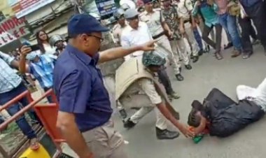 बिहार : शिक्षक की नौकरी की मांग कर रहे अभ्यर्थियों पर पुलिस ने जमकर चलाई लाठियां