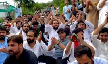 इमरान की संभावित गिरफ्तारी के खिलाफ पीटीआई समर्थकों ने किया प्रदर्शन