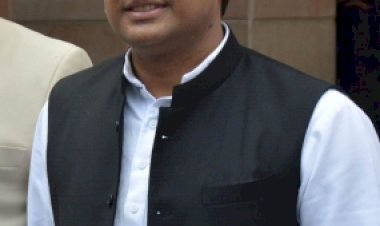 रमाकांत यादव से जेल मिलने पहुंचे अखिलेश, कहा फर्जी मुकदमों में नेताओं को भेजा जा रहा जेल