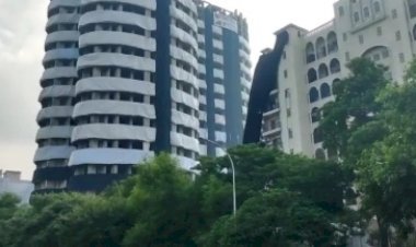 ट्विन टावर का जायजा लेने मौके पर पहुंचे ट्रैफिक डीसीपी गणेश शाह और एडिफिस कंपनी के डायरेक्टर उत्कर्ष मेहता