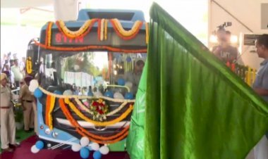 केजरीवाल ने 97 इलेक्ट्रिक बसों को दिखाई हरी झंडी