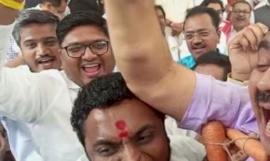 महाराष्ट्र : शिंदे गुट, विपक्षी विधायक आपस में भिड़े, विधानसभा के बाहर मारपीट (लीड-1)