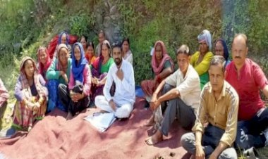 टिहरी झील से प्रभावित ग्रामीणों ने उठाई विस्थापन की मांग, डीएम ने किया आपदा प्रभावित गांवों का दौरा