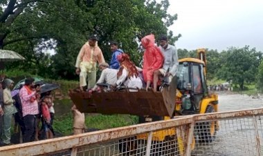 नीमच में गर्भवती को जेसीबी से पार कराई गई पुलिया