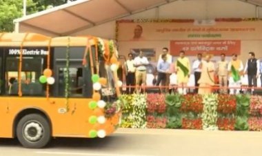 यूपी: सीएम योगी ने लखनऊ, कानपुर के लिए 42 इलेक्ट्रिक बसों को दिखाई हरी झंडी