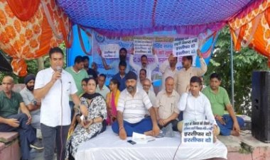 पूर्व पार्षद अजीत सिंह ने इस्तीफे के बाद शुरू किया धरना, दी आमरण अनशन की चेतावनी