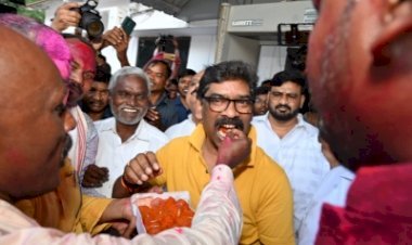 सीएम आवास पर गाजे-बाजे के साथ जश्न, हेमंत बोले- संवैधानिक संस्थाओं को तो खरीद लोगे, जनसमर्थन कैसे खरीद पाओगे?