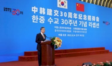 वांग यी ने चीन-दक्षिण कोरिया राजनयिक संबंधों की स्थापना की 30वीं वर्षगांठ के सत्कार समारोह में भाग लिया