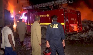दिल्ली के नागलोई में भीषण आग से इलाके में मचा हड़कंप, भेजी गई दमकल की 13 गाड़ियां