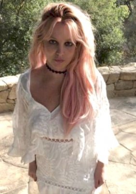 ब्रिटनी स्पीयर्स ने अपने स्टूडियो में 2017 का हिट नंबर 'Feel it Still' गाया