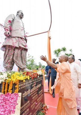 CM योगी आदित्यनाथ ने कल्याण सिंह की प्रतिमा का अनावरण किया