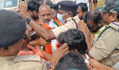 तेलंगाना : शराब घोटाले में टीआरएस नेता की भूमिका को लेकर प्रदर्शन करते भाजपा नेता गिरफ्तार