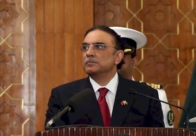 सत्ता के भूखे इमरान के खिलाफ कानून कड़ा करना चाहिए : जरदारी