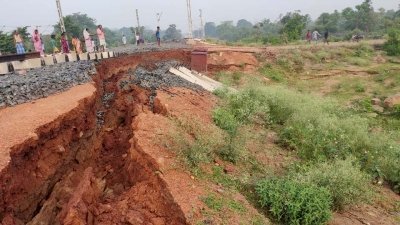 धनबाद के पास भू-धंसान की घटनाओं से हावड़ा-नई दिल्ली ग्रैंड कॉर्ड रेलवे लाइन पर बढ़ा खतरा
