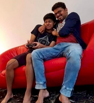 सोशल मीडिया पर नहीं हैं विजय के बेटे संजय