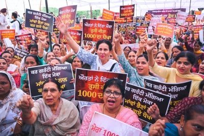 महिलाओं को प्रति माह 1,000 रुपये देने में आप सरकार की विफलता के खिलाफ प्रदर्शन