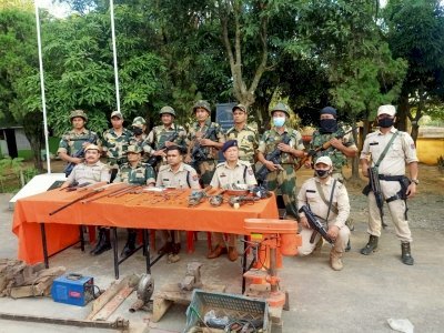 मणिपुर में बीएसएफ ने अवैध हथियार बनाने की फैक्ट्री का पदार्फाश किया