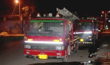 दिल्ली के राजौरी गार्डन इलाके में पंडाल में लगी भीषण आग