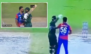 खेल का मैदान बना जंग का अखाड़ा! पाक बल्लेबाज ने अफगानी खिलाड़ी पर उठाया बल्ला - Watch Video