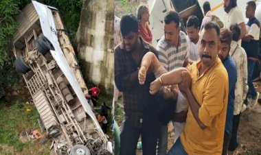 बाइक सवार को बचाने के चक्कर में नदी में जा गिरी बस, 7 की मौत, कई घायल