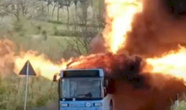 धमाके से उड़ी इलेक्ट्रिक बस, चार्जिंग करते समय हुआ ब्लास्ट, एक की मौत, दो घायल