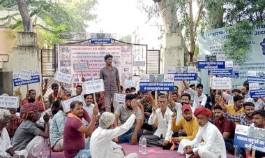 सड़क हादसों में घायल गोवंश के लिए एंबुलेंस की मांग को लेकर 200 से अधिक गौ सेवक बैठे धरने पर