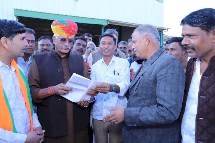 केंद्रीय मंत्री गजेंद्र सिंह से नारणावास में बांध बनाने की मांग, सरपंच जशोदा कंवर व ग्रामीणों  ने सौंपा ज्ञापन 