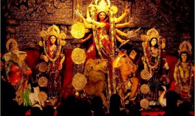 देश के अनेक हिस्सों में मां दुर्गा की मूर्ति बनाने केलिए इस्तेमाल होती है वेश्याओं के घर की मिट्टी, इसकी वजह खास है।