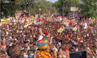 संयम लोढ़ा ने अपनी नामांकन रैली मे लिए मज़े, कहा - अण बीजेपी वालो रा का हाल है? हेंग ढुका पडिया ता अटारो लावो अटारो लावो लेकिन कणिये वात नी होबरिई। सिरोही ने पुटे राकवो रो कोम वुओ है।
