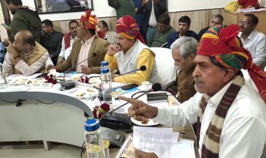 ठेकेदारों पर पेनल्टी लगाओ, ब्लैकलिस्ट करो, किसी जनप्रतिनिधि की सिफारिश आए तो मुझे बताओः सांसद