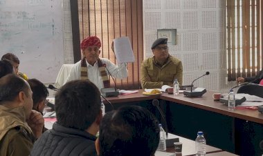 सड़क सुरक्षा प्रबंधन को हल्के में लेने पर सांसद नाराज, दस्तावेज दिखाकर अधिकारियों की लगाई क्लास 